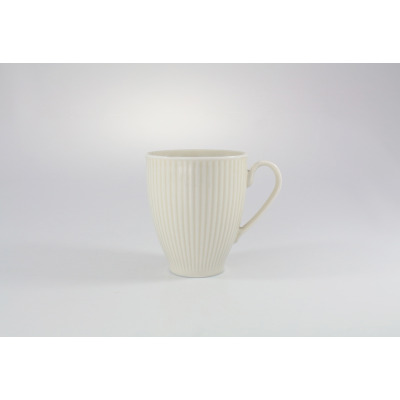 Waniliowy kubek Chodzież Dalia o pojemności 420 ml z delikatnym, pionowym żłobkowaniem. Eleganckie naczynie z porcelany o klasycznym kształcie na białym tle.