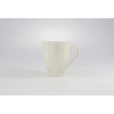 Waniliowy kubek Ćmielów OKTAWA GL04 o pojemności 380 ml z pionowymi żłobieniami. Eleganckie naczynie z porcelany w odcieniu kremowym, widok z profilu na białym