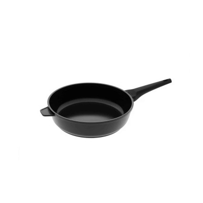 Głęboka patelnia Gerlach Monolit o średnicy 28 cm w kolorze czarnym. Widok z boku na matowy korpus z powłoką nieprzywierającą, długą rączką i dodatkowym