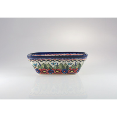 Półmisek ceramiczny Bolesławiec 149AR o wymiarach 12x20,7 cm. Naczynie zdobione motywem kwiatów i motyli w odcieniach czerwieni, błękitu i zieleni na jasnym