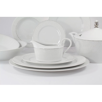 Serwis obiadowy Ćmielów G856 Jenny dla 6 osób. Biała porcelana z delikatnym, szarym kropkowanym wzorem na brzegach, wyeksponowana w eleganckiej aranżacji