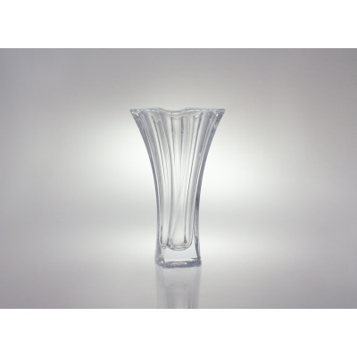 Wazon kryształowy Neptun marki Bohemia o wysokości 26,5 cm. Przezroczyste naczynie o eleganckim, żłobionym wzorze i rozszerzającym się ku górze kształcie.