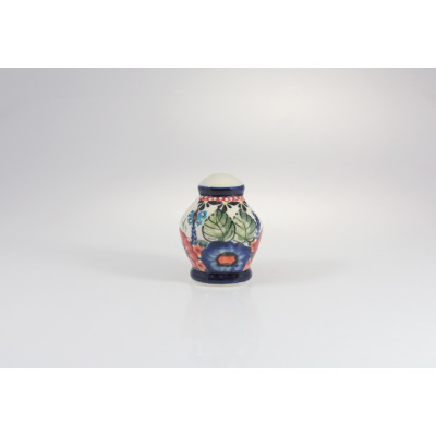 Ceramiczna posypywaczka Bolesławiec GU-1503 z jednym otworem, zdobiona tradycyjnym, wielobarwnym motywem kwiatowym z liśćmi i niebieskim akcentem na jasnym tle.