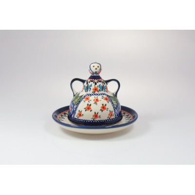 Ceramiczna baba do sera Bolesławiec 149AR o wysokości 10,3 cm. Naczynie z pokrywką zdobione jest charakterystycznym kwiatowym wzorem GU-1198 w odcieniach