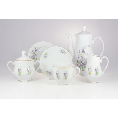Porcelanowy garnitur do kawy Ćmielów G559 Rococo dla 6 osób. Biały zestaw z delikatnym motywem fioletowych kwiatów, złotym wykończeniem i tłoczonym wzorem.