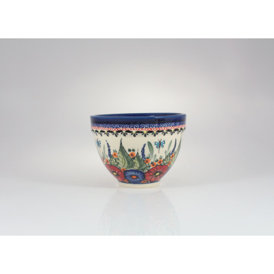Ceramiczny moździerz Bolesławiec 14 cm GU-1845 o zaokrąglonym kształcie, zdobiony ręcznie malowanym motywem kwiatów, zielonych liści i niebieskich motyli na