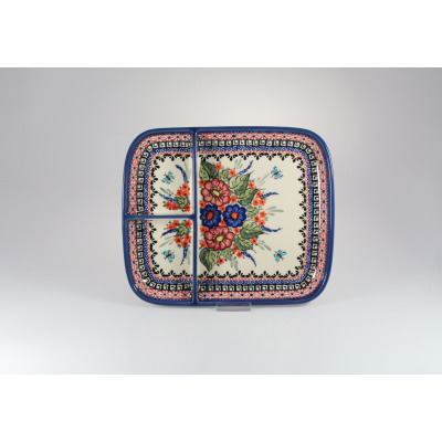 Ceramiczny półmisek Bolesławiec 149AR o wymiarach 21x25 cm. Dzielone naczynie z charakterystycznym, ręcznie malowanym motywem kwiatowym i motylami na kremowym
