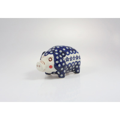Ceramiczna świnka skarbonka Bolesławiec 166A w kolorze granatowym z białym wzorem w kropki i kwiaty. Ręcznie malowana figurka z charakterystycznym pyszczkiem.