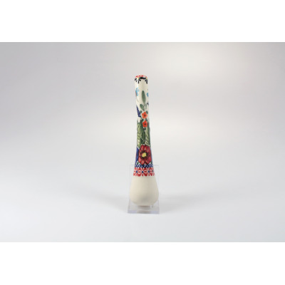 Ceramiczny tłuczek do moździerza Bolesławiec 17,5 cm GU-1846 o smukłym kształcie, zdobiony tradycyjnym, wielobarwnym motywem kwiatowym na białym tle, na