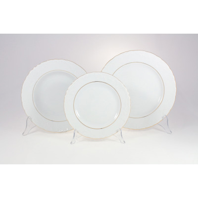 Zestaw talerzy Ćmielów 3604 ROCOCO dla 6 osób. Trzy białe porcelanowe talerze z subtelnym tłoczonym wzorem na brzegach i złotą linią, ustawione na