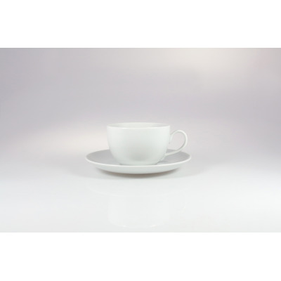 Biała porcelanowa filiżanka 0,25 l ze spodkiem marki Chodzież model Yvonne. Klasyczne, niedekorowane naczynie o gładkiej powierzchni na białym tle.