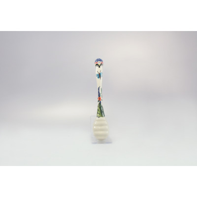 Ceramiczna łyżeczka do miodu Bolesławiec 17,9 cm o modelu 149AR. Posiada zdobiony trzonek z motywem motyla i kwiatów oraz charakterystyczną, żłobioną końcówkę.