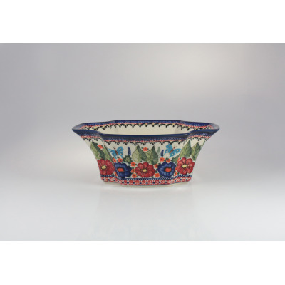 Ceramiczna salaterka Bolesławiec 149AR o wymiarach 27,5 x 19 cm. Naczynie o falistym kształcie zdobi ręcznie malowany wzór w czerwone i niebieskie kwiaty oraz