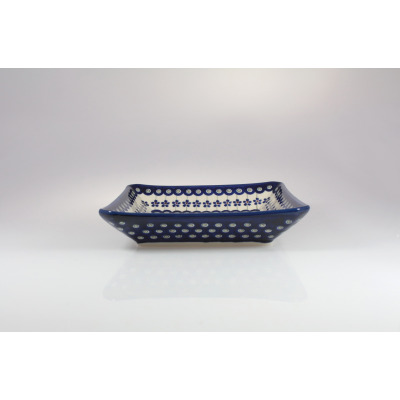 Prostokątna ceramiczna tacka Bolesławiec 23 cm (GU-2042A) z charakterystycznym granatowym wzorem w kropki i kwiaty, widoczna w ujęciu z boku na białym tle.