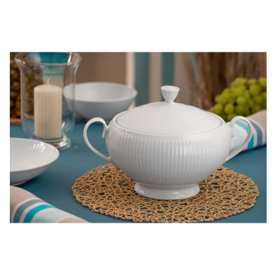 Biała porcelanowa waza 2,5 l Dalia Niedekorowana marki Chodzież z charakterystycznym żłobkowanym wzorem, ustawiona na ażurowej podkładce na niebieskim stole.
