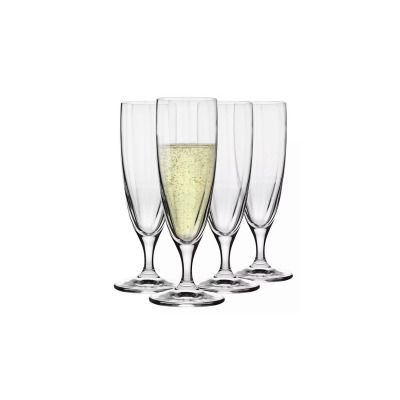 Zestaw czterech eleganckich kieliszków do szampana Prima Lumi od Krosno Glass o pojemności 160 ml. Jeden z nich jest wypełniony musującym trunkiem.