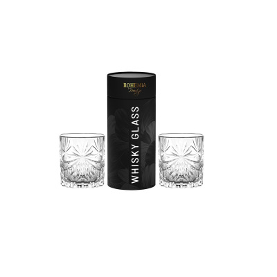 Dwie przezroczyste szklanki kryształowe Bohemia Prestige Fiore o pojemności 320 ml z ozdobnym szlifem, ustawione obok czarnej tuby z napisem WHISKY GLASS i