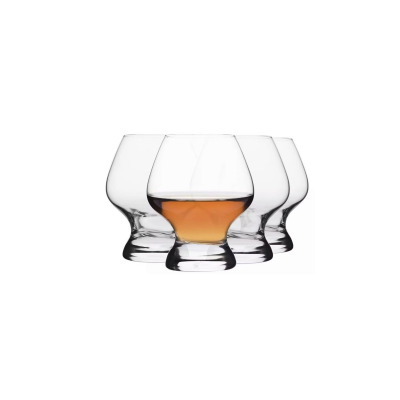 Zestaw czterech szklanych kieliszków do koniaku Krosno Shake N°8 o pojemności 150 ml. Jeden z nich wypełniony bursztynowym trunkiem, widok na tle pozostałych