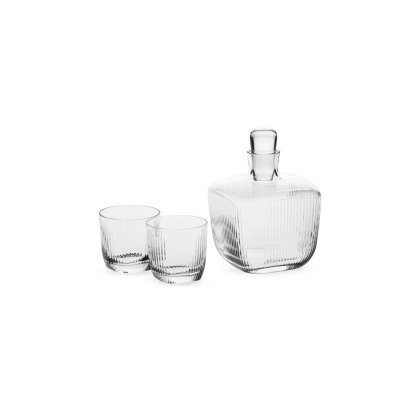 Szklany zestaw do whisky Krosno Perfect Serve: karafka z korkiem i dwie szklanki o pionowym żłobieniu, ustawione na białym tle. Eleganckie szkło kryształowe.