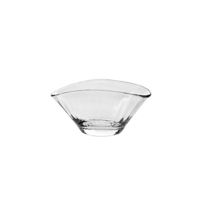 Przezroczysta salaterka Krosno Glass o średnicy 25 cm. Szklane naczynie o nowoczesnym, lekko pofalowanym kształcie krawędzi, ukazane na białym tle.