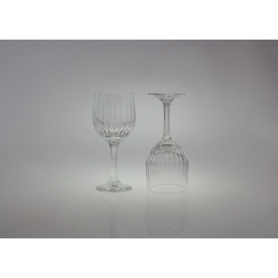 Dwa kryształowe kieliszki goblet marki Zawiercie o pojemności 240g. Jeden stoi pionowo, drugi odwrócony dnem do góry, ukazując eleganckie, pionowe żłobienia.