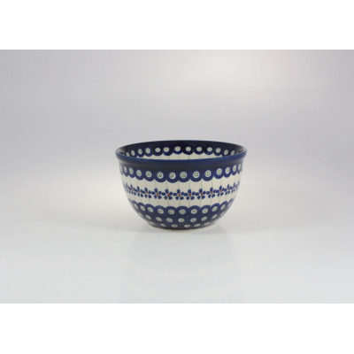 Ceramiczna miska Bolesławiec 166A o średnicy 16,2 cm. Naczynie zdobi tradycyjny wzór z niebieskimi kwiatami i kropkami na białym tle, widoczne w ujęciu z