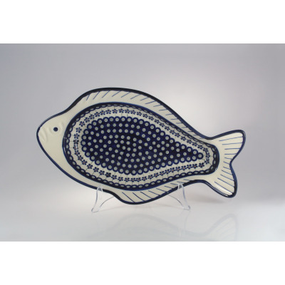 Półmisek ryba Bolesławiec 166A o wymiarach 25,5 x 44,2 cm. Ceramiczne naczynie do zapiekania zdobione tradycyjnym wzorem w niebieskie kropki i kwiaty na białym
