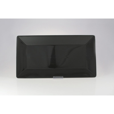 Półmisek prostokątny Lubiana Classic Black o wymiarach 33x18 cm. Eleganckie czarne naczynie z połyskiem, ustawione na podstawce, widok z przodu na białym tle.