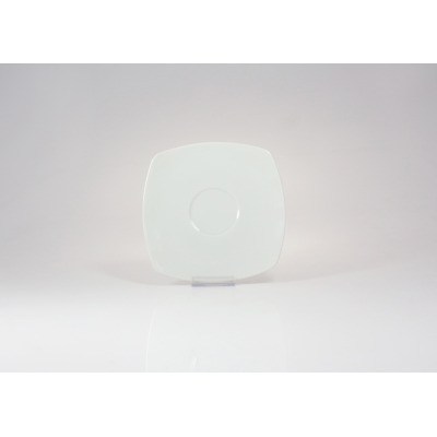 Biały spodek porcelanowy Cancun marki Lubiana o wymiarach 14x14 cm. Kwadratowy talerzyk z zaokrąglonymi brzegami i centralnym wgłębieniem, widok z góry na