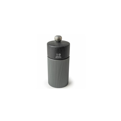 Młynek do pieprzu Peugeot Dark Carbone Line 12 cm o nowoczesnym designie. Korpus z szarego, ryflowanego metalu łączy się z czarną, drewnianą górą i stalowym