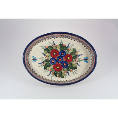 Głęboki półmisek Bolesławiec 149AR o średnicy 31 cm. Ceramiczne naczynie z ręcznie malowanym motywem kwiatowym w czerwieni i błękicie oraz niebieskimi motylami.