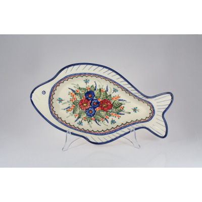 Ceramiczny półmisek ryba Bolesławiec o wymiarach 22,5 x 39 cm. Naczynie zdobione ręcznie malowanym motywem kwiatowym w odcieniach czerwieni i błękitu na