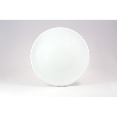 Biały talerz płytki 28 cm z serii HOTEL marki Lubiana. Klasyczna, gładka porcelana o minimalistycznym designie, ustawiona pionowo na przezroczystej podstawce.