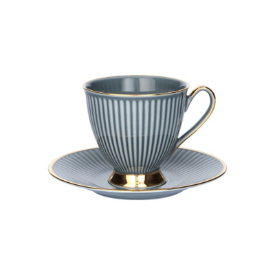 Filiżanka ze spodkiem Dalia Denim marki Chodzież o pojemności 250 ml. Szara porcelana z pionowymi żłobieniami, zdobiona eleganckim, złotym wykończeniem na