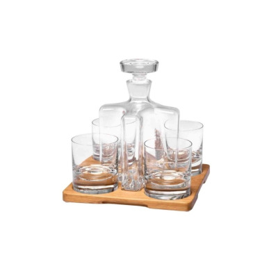 Komplet do whisky Sterling OAK od Krosno Glass S.A. Szklana karafka z czterema szklankami umieszczona na kwadratowej dębowej tacy. Widok od przodu na zestaw.