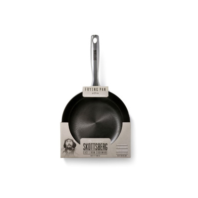 Patelnia żeliwna Skottsberg 28 cm z długą metalową rączką, umieszczona w kartonowym opakowaniu z logo marki i napisem Frying Pan, widok z góry na białym tle.
