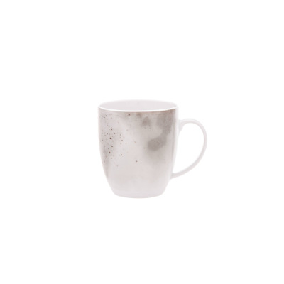 Szary kubek Lubiana 380 ml z serii KOSMOS o nowoczesnym designie. Porcelanowe naczynie z subtelnym, nakrapianym wzorem i delikatnym efektem cieniowania.