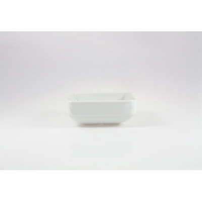 Biała miska kwadratowa RITA marki Lubiana o wymiarach 11,5 cm. Naczynie z porcelany o minimalistycznym designie, widoczne w ujęciu od frontu na jasnym tle.