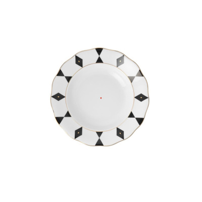 Talerz głęboki Ćmielów G539 ALASKA Dama Kier o średnicy 22,5 cm. Biała porcelana z czarnym geometrycznym wzorem rombów, złotymi akcentami i czerwonym sercem.