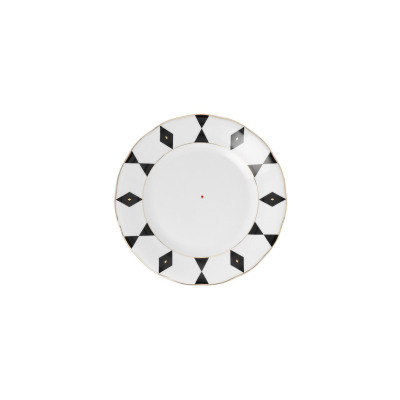 Talerz płytki 19 cm Ćmielów G539 ALASKA Dama Kier. Biała porcelana z czarno-złotym geometrycznym wzorem rombów na obrzeżu i małym czerwonym sercem na środku.