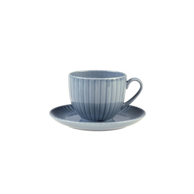 Niebieska filiżanka ze spodkiem z zestawu K90 DAISY marki Lubiana. Naczynia o eleganckim, żłobkowanym wzorze wykonane z wysokiej jakości porcelany, widok z