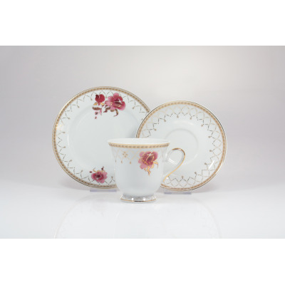 Zestaw kawowy Ćmielów G529 Astra Akwarela: biała porcelana z delikatnym złotym ornamentem i motywem różowych kwiatów, obejmująca filiżankę, spodek oraz