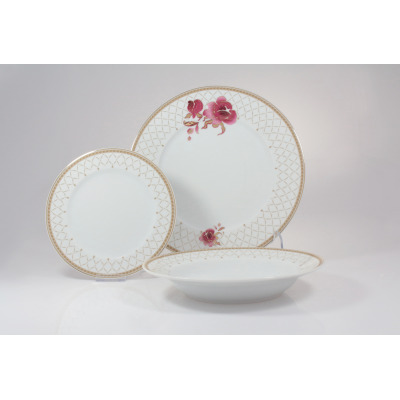 Zestaw obiadowy Ćmielów G529 Astra Akwarela: dwa płaskie talerze i głęboka miska z białej porcelany, ozdobione złotą kratką oraz delikatnym motywem różowych