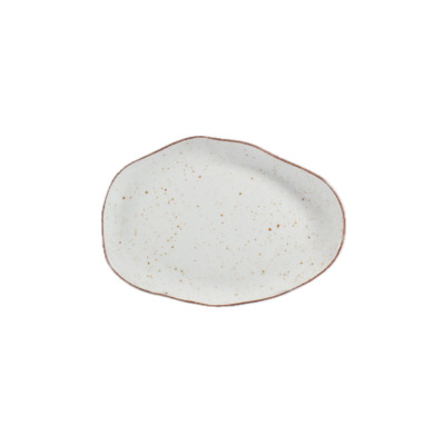Beżowy talerz płytki 21 cm z serii Stone Age marki Lubiana. Naczynie o nieregularnym, organicznym kształcie z charakterystycznymi brązowymi nakropieniami.