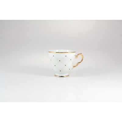 Biała porcelanowa filiżanka Ćmielów 0,17 l z serii G910 ALASKA Circus Black. Naczynie zdobi złoty geometryczny wzór w kratkę z czarnymi akcentami oraz złote