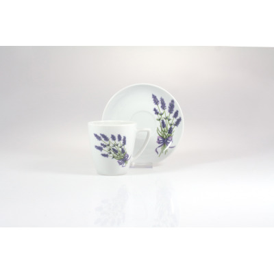 Biała porcelanowa filiżanka Lubiana 0,20 l ze spodkiem z serii 5979 Lawenda. Naczynia ozdobione delikatnym motywem bukietów fioletowej lawendy z kokardką.