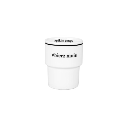 Biały porcelanowy kubek Lubiana 300 ml z serii 2189A HEL. Na ściance napis #bierz mnie, a na wewnętrznym rancie #pókim gorąca. Widok na wprost na białym tle.