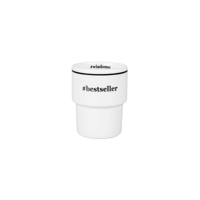 Biały porcelanowy kubek Lubiana 300 ml 2189C HEL z czarnym napisem #bestseller na korpusie oraz #wiadomo na wewnętrznym rancie, widoczny na wprost.