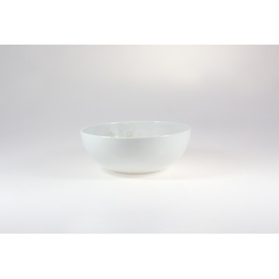 Biała porcelanowa salaterka Lubiana Magnolia o średnicy 20 cm. Klasyczna miska o gładkiej powierzchni i delikatnym, tłoczonym wzorze kwiatowym na dnie.