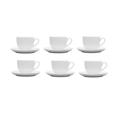 Zestaw 6 białych filiżanek ze spodkami Lubiana Daisy o subtelnie żłobionej fakturze. Eleganckie naczynia porcelanowe ustawione w dwóch rzędach na białym tle.